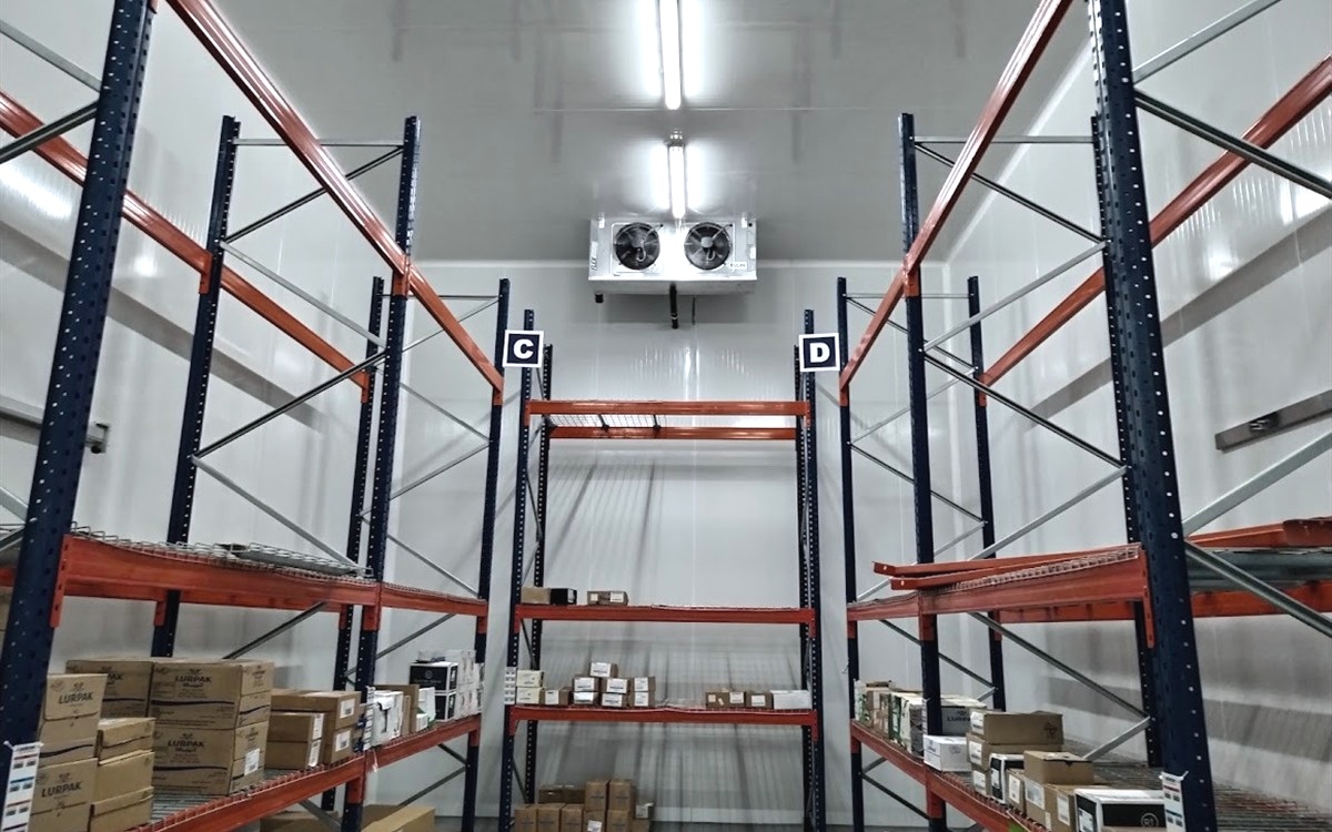 Bodega frigorífica industrial con paneles modulares y evaporadores de tiro forzado