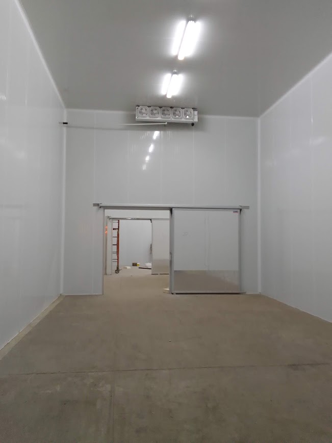 Interior de cámara frigorífica con paneles sanitarios