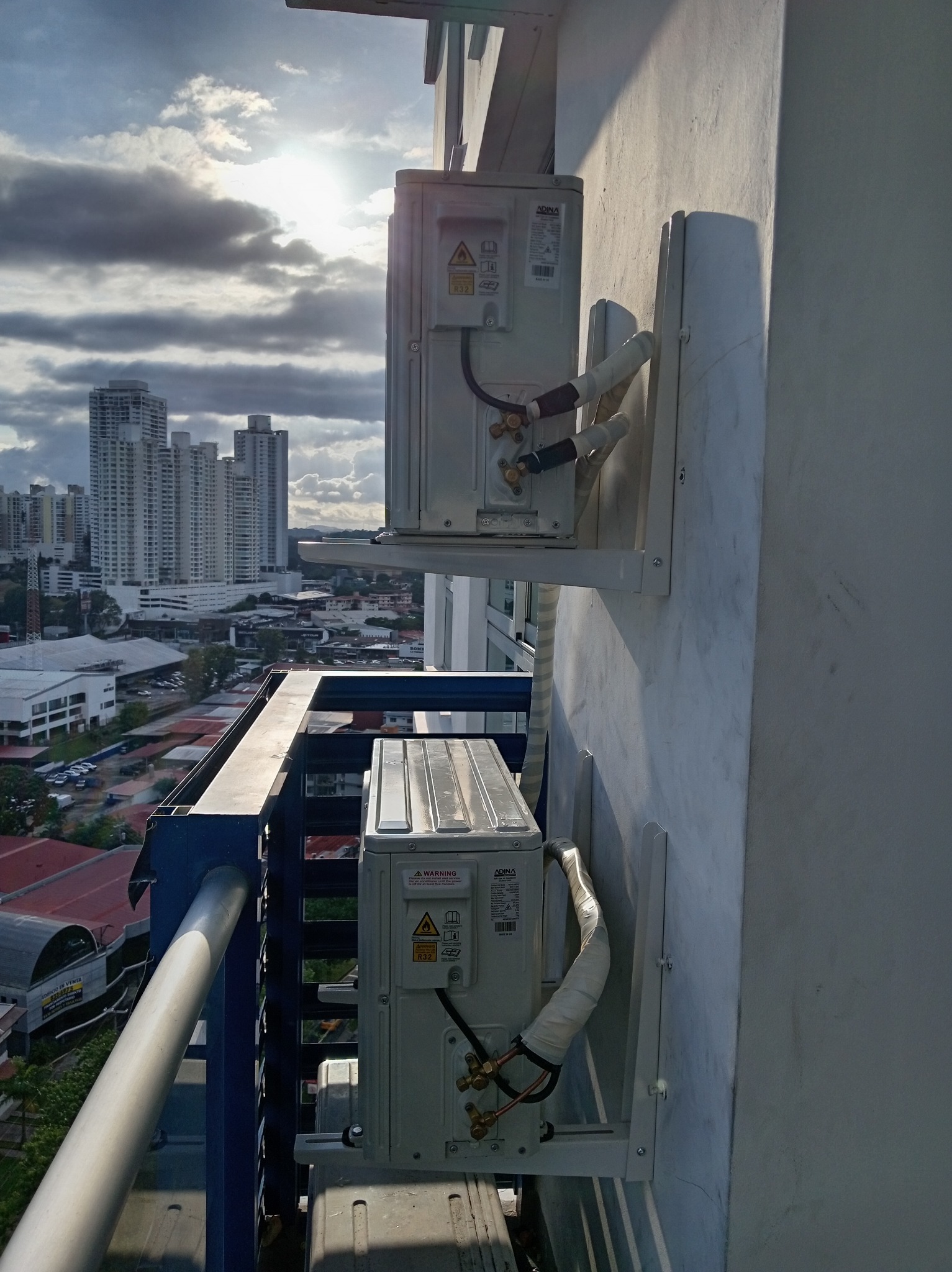 Condensadoras residenciales montadas en balcón de torre