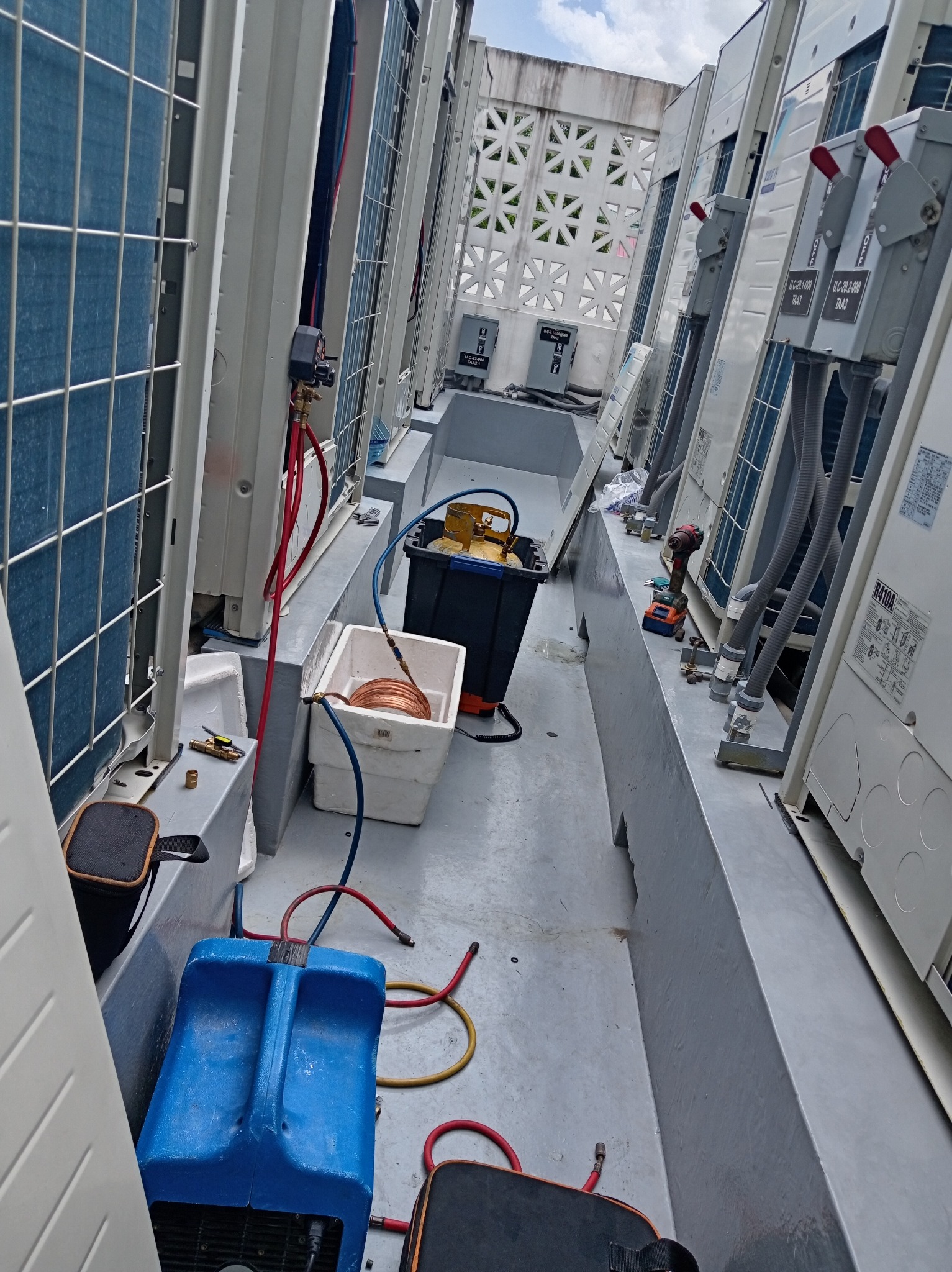 Recuperación ecológica de refrigerante en azotea técnica