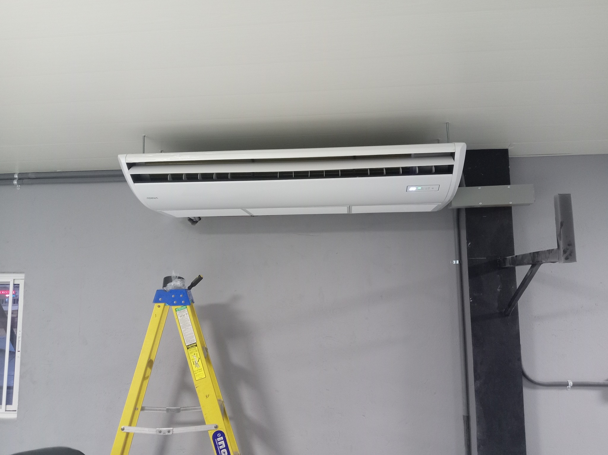 Unidad Piso-Techo suspendida en cielo raso